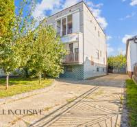 REZERVOVANÉ 4-IZBOVÝ POSCHODOVÝ RODINNÝ DOM, VEĽKÁ MAČ - Rodinný dom vo Veľkej Mači s bohatou záhradou a spevneným prístupovým chodníkom.