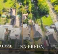 REZERVOVANÉ 4-IZBOVÝ POSCHODOVÝ RODINNÝ DOM, VEĽKÁ MAČ - Letecký pohľad na rodinný dom vo Veľkej Mači, obklopený zeleňou a záhradami.