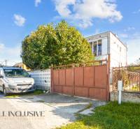 REZERVOVANÉ 4-IZBOVÝ POSCHODOVÝ RODINNÝ DOM, VEĽKÁ MAČ - Rodinný dom vo Veľkej Mači so zelenou bránou a zaparkovanými autami pred domom.