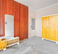 REZERVOVANÉ 4-IZBOVÝ POSCHODOVÝ RODINNÝ DOM, VEĽKÁ MAČ - Starší interiér s drevenými obkladmi, šatníkovou skriňou a zrkadlom v rodinnom dome.