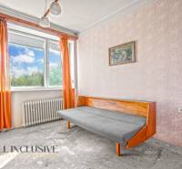 REZERVOVANÉ 4-IZBOVÝ POSCHODOVÝ RODINNÝ DOM, VEĽKÁ MAČ - Izba v rodinnom dome s oranžovými záclonami, pohovkou a obrazom na stene.