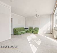 REZERVOVANÉ 4-IZBOVÝ POSCHODOVÝ RODINNÝ DOM, VEĽKÁ MAČ - Obývacia izba v rodinnom dome s tromi zelenými sedačkami a veľkými oknami.