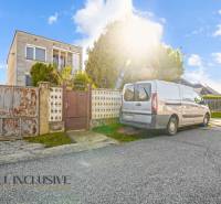 REZERVOVANÉ 4-IZBOVÝ POSCHODOVÝ RODINNÝ DOM, VEĽKÁ MAČ - Rodinný dom vo Veľkej Mači s autom na príjazdovej ceste a slnečným počasím.