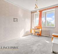 REZERVOVANÉ 4-IZBOVÝ POSCHODOVÝ RODINNÝ DOM, VEĽKÁ MAČ - Izba v rodinnom dome s tapetami, písacím stolom a oranžovými závesmi.