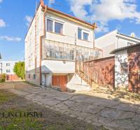 REZERVOVANÉ 4-IZBOVÝ POSCHODOVÝ RODINNÝ DOM, VEĽKÁ MAČ - Rodinný dom vo Veľkej Mači s presklenou verandou a priľahlou budovou na dvore.