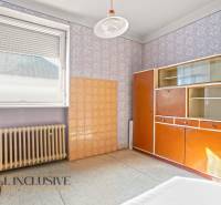 REZERVOVANÉ 4-IZBOVÝ POSCHODOVÝ RODINNÝ DOM, VEĽKÁ MAČ - Vintage skriňa s dekoratívnou tapetou a radiátorom v interiéri rodinného domu.