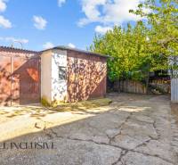 REZERVOVANÉ 4-IZBOVÝ POSCHODOVÝ RODINNÝ DOM, VEĽKÁ MAČ - Dvor pri rodinnom dome vo Veľkej Mači so stromami a hospodárskou budovou.