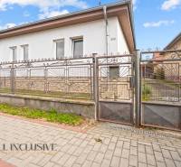 NA PREDAJ 5-IZBOVÝ RODINNÝ DOM NA 15Á POZEMKU,ŠALGOČKA - Rodinný dom v Šalgočke, oplotený kovovým plotom, prístupný po dlaždenom chodníku.