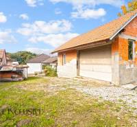 NA PREDAJ 5-IZBOVÝ RODINNÝ DOM NA 15Á POZEMKU,ŠALGOČKA - Rodinný dom v Šalgočke s nedokončenou garážou a drevenou kôlňou, trávnatý pozemok.