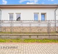 NA PREDAJ 5-IZBOVÝ RODINNÝ DOM NA 15Á POZEMKU,ŠALGOČKA - Oplotenie a predná fasáda rodinného domu v Šalgočke s tromi oknami.