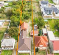 NA PREDAJ 5-IZBOVÝ RODINNÝ DOM NA 15Á POZEMKU,ŠALGOČKA - Letecký pohľad na rodinný dom v Šalgočke s veľkým pozemkom a záhradou.