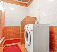 NA PREDAJ 5-IZBOVÝ RODINNÝ DOM NA 15Á POZEMKU,ŠALGOČKA - Kúpeľňa v rodinnom dome s práčkou, obložená oranžovými a bielymi kachličkami.