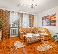 NA PREDAJ 5-IZBOVÝ RODINNÝ DOM NA 15Á POZEMKU,ŠALGOČKA - Obývacia izba s podlahou s dreveným dekorom, pohovkou a rastlinami v rodinnom dome.