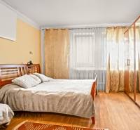 NA PREDAJ 5-IZBOVÝ RODINNÝ DOM NA 15Á POZEMKU,ŠALGOČKA - Spálňa v rodinnom dome s posteľou, skriňou a podlahou s dreveným dekorom.