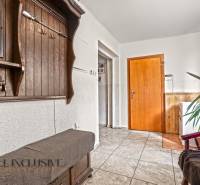 NA PREDAJ 5-IZBOVÝ RODINNÝ DOM NA 15Á POZEMKU,ŠALGOČKA - Vnútro rodinného domu s dlažbou, dreveným obložením a vešiakom na kľúče.