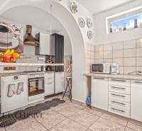 NA PREDAJ 5-IZBOVÝ RODINNÝ DOM NA 15Á POZEMKU,ŠALGOČKA - Kuchyňa v rodinnom dome s kachličkami, mikrovlnkou a spotrebičmi pod oblúkom.