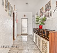 NA PREDAJ 5-IZBOVÝ RODINNÝ DOM NA 15Á POZEMKU,ŠALGOČKA - Chodba rodinného domu s izbovou rastlinou, fotkami na stenách a svetlou dlažbou.