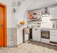 NA PREDAJ 5-IZBOVÝ RODINNÝ DOM NA 15Á POZEMKU,ŠALGOČKA - Kuchyňa so spotrebičmi, šálka kávy na obraze, dekoratívne taniere v rodinnom dome.