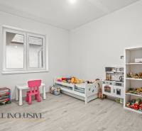 REZERVOVANÉ 5-IZBOVÝ RODINNÝ DOM VO VEĽKEJ PAKE - Detská izba v rodinnom dome s hračkami, posteľou a podlahou s dreveným dekorom.