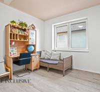 REZERVOVANÉ 5-IZBOVÝ RODINNÝ DOM VO VEĽKEJ PAKE - Detská izba s kreslom, posteľou a stolom v rodinnom dome, podlaha s dreveným dekorom.