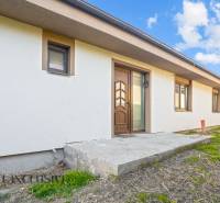 REZERVOVANÉ 5-IZBOVÝ RODINNÝ DOM VO VEĽKEJ PAKE - Rodinný dom vo Veľkej Pake s bielou fasádou a vchodovými dverami.