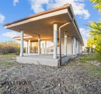 REZERVOVANÉ 5-IZBOVÝ RODINNÝ DOM VO VEĽKEJ PAKE - Rodinný dom vo Veľkej Pake s terasou, obklopený zeleňou a modrou oblohou.