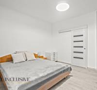 REZERVOVANÉ 5-IZBOVÝ RODINNÝ DOM VO VEĽKEJ PAKE - Spálňa v rodinnom dome s manželskou posteľou a podlahou s dreveným dekorom.