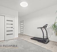 REZERVOVANÉ 5-IZBOVÝ RODINNÝ DOM VO VEĽKEJ PAKE - Izba v rodinnom dome so strojom na cvičenie, rastlinou a podlahou s dreveným dekorom.