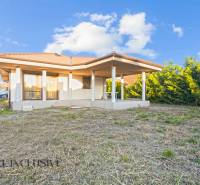 REZERVOVANÉ 5-IZBOVÝ RODINNÝ DOM VO VEĽKEJ PAKE - Rodinný dom vo Veľkej Pake s terasou a trávnatým pozemkom.