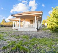 REZERVOVANÉ 5-IZBOVÝ RODINNÝ DOM VO VEĽKEJ PAKE - Rodinný dom vo Veľkej Pake s terasou obklopený zeleným pozemkom a stromami.