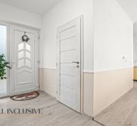 REZERVOVANÉ 5-IZBOVÝ RODINNÝ DOM VO VEĽKEJ PAKE - Interiér rodinného domu s podlahou s dreveným dekorom a vstupnými dverami.