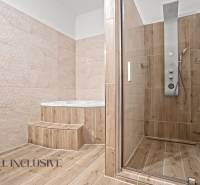 REZERVOVANÉ 5-IZBOVÝ RODINNÝ DOM VO VEĽKEJ PAKE - Rodinný dom s elegantnou kúpeľňou, sprchou a vaňou, podlaha s dreveným dekorom.