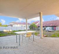 REZERVOVANÉ 5-IZBOVÝ RODINNÝ DOM VO VEĽKEJ PAKE - Lodžia rodinného domu vo Veľkej Pake s výhľadom na záhradu a prístrešky.