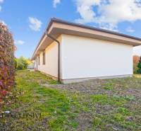 REZERVOVANÉ 5-IZBOVÝ RODINNÝ DOM VO VEĽKEJ PAKE - Rodinný dom v meste Veľká Paka s veľkou záhradou a popínavými rastlinami.