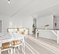 REZERVOVANÉ 5-IZBOVÝ RODINNÝ DOM VO VEĽKEJ PAKE - Jedáleň v rodinnom dome s podlahou s dreveným dekorom a rustikálnym nábytkom.