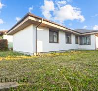 REZERVOVANÉ 5-IZBOVÝ RODINNÝ DOM VO VEĽKEJ PAKE - Rodinný dom vo Veľkej Pake s upraveným trávnikom a svetlou fasádou.