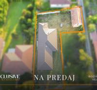 REZERVOVANÉ 5-IZBOVÝ RODINNÝ DOM VO VEĽKEJ PAKE - Letecký pohľad na rodinný dom vo Veľkej Pake s ohraničeným pozemkom na predaj.