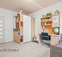 REZERVOVANÉ 5-IZBOVÝ RODINNÝ DOM VO VEĽKEJ PAKE - Detská izba v rodinnom dome s policami, písacím stolom a podlahou s dreveným dekorom.