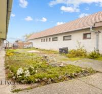 NA PREDAJ 4-IZBOVÝ RODINNÝ DOM V OBCI MOSTOVÁ - Rodinný dom v Mostovej s dvorom popri budovách, jednoduchá údržba a prírodné scenérie.