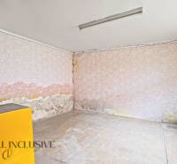 NA PREDAJ 4-IZBOVÝ RODINNÝ DOM V OBCI MOSTOVÁ - Izba v rodinnom dome s poškodenými stenami a starou tapetou.