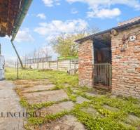 NA PREDAJ 4-IZBOVÝ RODINNÝ DOM V OBCI MOSTOVÁ - Rodinný dom v Mostovej s dvorom, tehlovou prístavbou a spevneným chodníkom.