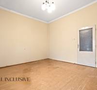 NA PREDAJ 4-IZBOVÝ RODINNÝ DOM V OBCI MOSTOVÁ - Izba v rodinnom dome s podlahou s dreveným dekorom a jednoduchým osvetlením.