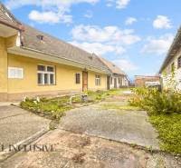 NA PREDAJ 4-IZBOVÝ RODINNÝ DOM V OBCI MOSTOVÁ - Rodinný dom v Mostovej s tradičnou žltou fasádou a zeleným dvorom.