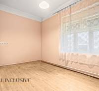 NA PREDAJ 4-IZBOVÝ RODINNÝ DOM V OBCI MOSTOVÁ - Izba s podlahou s dreveným dekorom a záclonami v rodinnom dome.