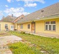 NA PREDAJ 4-IZBOVÝ RODINNÝ DOM V OBCI MOSTOVÁ - Rodinný dom v Mostovej s dvorom, starší stav, potrebná rekonštrukcia fasády aj strechy.