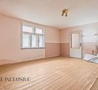 NA PREDAJ 4-IZBOVÝ RODINNÝ DOM V OBCI MOSTOVÁ - Opustená miestnosť v rodinnom dome s podlahou s dreveným dekorom a oprýskanou omietkou.