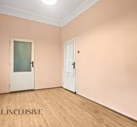 NA PREDAJ 4-IZBOVÝ RODINNÝ DOM V OBCI MOSTOVÁ - Izba so svetlými stenami, podlahou s dreveným dekorom a dvomi bielymi dverami v Rodinnom dome.