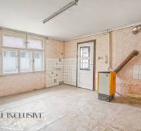 NA PREDAJ 4-IZBOVÝ RODINNÝ DOM V OBCI MOSTOVÁ - Prázdna miestnosť s oknom a dverami v rodinnom dome, jednoducho zariadená.