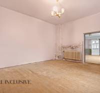 NA PREDAJ 4-IZBOVÝ RODINNÝ DOM V OBCI MOSTOVÁ - Izba v rodinnom dome s radiátorom a podlahou s dreveným dekorom, potrebujúca renováciu.