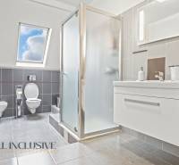 NA PREDAJ ŠKOLSKÁ BUDOVA NA VEĽKOM POZEMKU, MOSTOVÁ - Kúpeľňa v budove s modernými doplnkami, sprchovým kútom a jasným osvetlením.